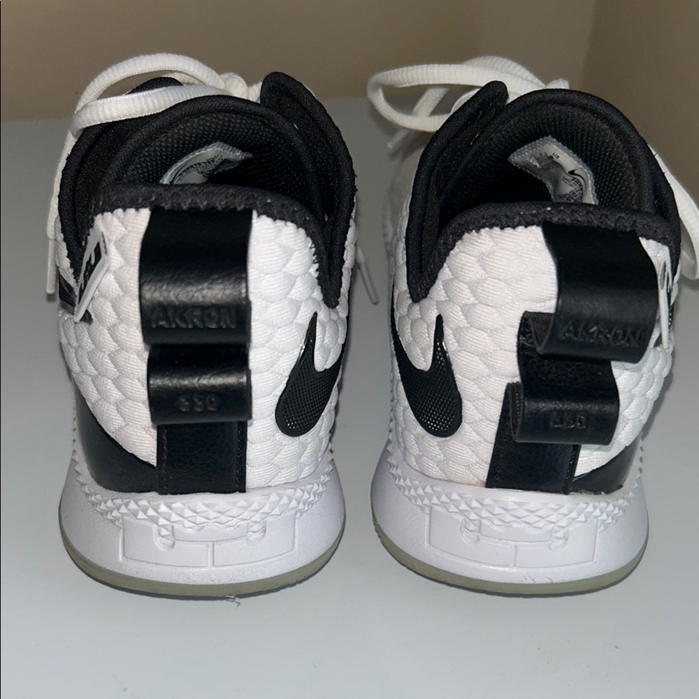 Nike - Picture 4 of 10
